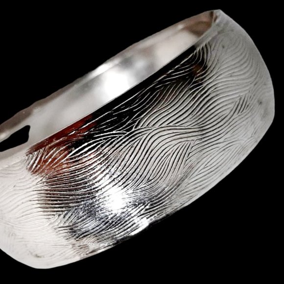 1960s True Vintage Wide Textured Silver Tone Metal Bangle Bracelet By Coro - Picture 5 of 7